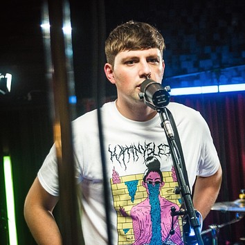 Bicycles for afghanistan. main e5dc6b674ee8d2b310b5e697df594e8e. Bicycles for afghanistan фото. Bicycles for afghanistan-main e5dc6b674ee8d2b310b5e697df594e8e. картинка Bicycles for afghanistan. картинка main e5dc6b674ee8d2b310b5e697df594e8e. Bicycles for Afghanistan начинали с бодрого и проникнутого студенческой романтикой эмо-панка, потом резко остепенились и стали записывать не менее бодрое инди с оглядкой на разных хмурых людей из девяностых — от Jawbox до The Posies — и русскоязычной лирикой. Как и опасалась «Афиша», музыкой для масс BFA не стали — притом что во втором альбоме «Пена дней» были и синти-поп, и прочие завихрения и ухищрения — а зря. У них есть очень важное свойство, которого не хватает 95% местных групп, — они сохраняют жизнерадостность даже в самые отчаянные моменты и при этом не выглядят и не звучат как придурки. Может, дело в романтичном голосе Алика Южного, может, в осознанном стремлении побороть окружающую хтонь, черт его знает.Что точно ясно, в новом альбоме «Прятки» походов на чужие поляны стало меньше. Это вновь бодрый, скоротечный, вычурный и полный мелодических неожиданностей инди-рок. Это песни про женщин и детей, которым все ни по чем, про безразличие и лень, которые все портят. Это, в конце концов, песня «Ленивый день», выпущенная еще в 2019 году и внезапно звучащая сейчас как гимн вынужденной изоляции. Мне кажется, русскоязычной музыке остро не хватает таких вот песен, которые по духу и по слогу отправляют тебя прямиком в юность, когда все было попроще. Жизнелюбивых и без древнерусской тоски. Вот теперь с альбомом «Прятки» таких песен стало больше. А теперь — слово автору. Bicycles for afghanistan. main e5dc6b674ee8d2b310b5e697df594e8e. Bicycles for afghanistan фото. Bicycles for afghanistan-main e5dc6b674ee8d2b310b5e697df594e8e. картинка Bicycles for afghanistan. картинка main e5dc6b674ee8d2b310b5e697df594e8e. Bicycles for Afghanistan начинали с бодрого и проникнутого студенческой романтикой эмо-панка, потом резко остепенились и стали записывать не менее бодрое инди с оглядкой на разных хмурых людей из девяностых — от Jawbox до The Posies — и русскоязычной лирикой. Как и опасалась «Афиша», музыкой для масс BFA не стали — притом что во втором альбоме «Пена дней» были и синти-поп, и прочие завихрения и ухищрения — а зря. У них есть очень важное свойство, которого не хватает 95% местных групп, — они сохраняют жизнерадостность даже в самые отчаянные моменты и при этом не выглядят и не звучат как придурки. Может, дело в романтичном голосе Алика Южного, может, в осознанном стремлении побороть окружающую хтонь, черт его знает.Что точно ясно, в новом альбоме «Прятки» походов на чужие поляны стало меньше. Это вновь бодрый, скоротечный, вычурный и полный мелодических неожиданностей инди-рок. Это песни про женщин и детей, которым все ни по чем, про безразличие и лень, которые все портят. Это, в конце концов, песня «Ленивый день», выпущенная еще в 2019 году и внезапно звучащая сейчас как гимн вынужденной изоляции. Мне кажется, русскоязычной музыке остро не хватает таких вот песен, которые по духу и по слогу отправляют тебя прямиком в юность, когда все было попроще. Жизнелюбивых и без древнерусской тоски. Вот теперь с альбомом «Прятки» таких песен стало больше. А теперь — слово автору.